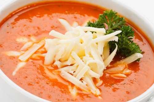 Средиземноморский томатный суп с сыром и гренками